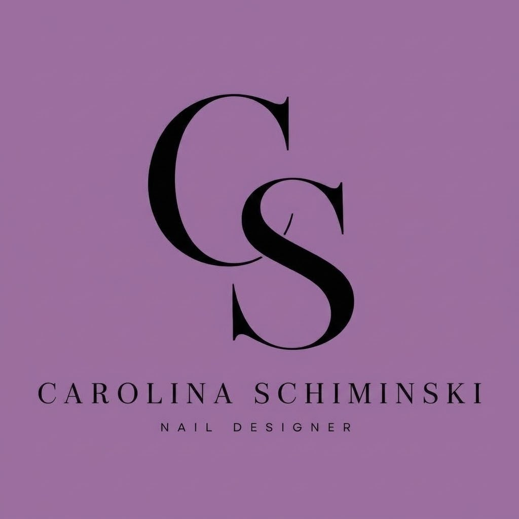 Logo CS de Carolina Schiminski Nail Designer em preto sobre fundo lilás